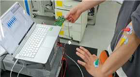 측정 검증용 PCB를 이용한, 무선 모니터링 EMG 파형 검출 시연