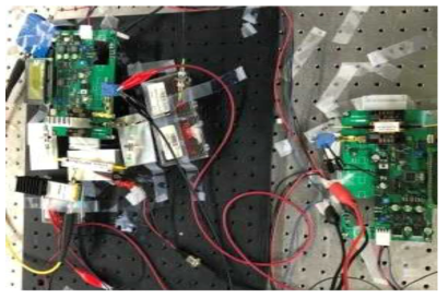 (상) Pulse 구조 Electronics 기반의 신호 입력를 이용한 능동 모드 잠금 파장가변 레이저의 구조, (하) Pulse 구조 Electronics 기반의 신호 입력를 이용한 능동 모드 잠금 파장가변 레이저의 실제 모습