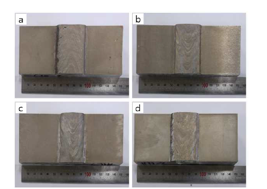 각 용접와이어에 따른 용접부 부식 외관 (a) 입열량 46.9 kJ/cm 용접조건 (AlMg_S10), (b) 입열량 43 kJ/cm 용접조건 (AlMg_K10), (c) 입열량 44.6 kJ/cm 용접조건 (AlMg_K11), (d) 입열량 44.1 kJ/cm 용접조건 (AlMg_K12)
