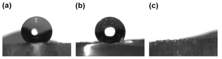 각각 (a)Trichloro(octadecyl)silane, (b)Trimethoxy(octadecyl)silane, (c)Triehoxy(octadecyl)silane으로 액상 실란 반응을 진행한 나노셀룰로오스 구조체에 물방울을 올려놓은 사진