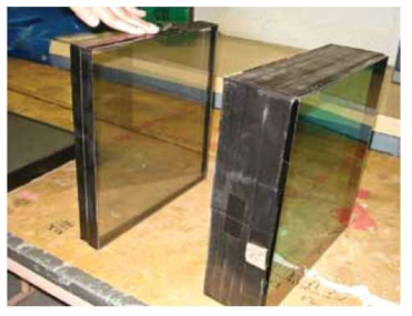 방탄유리 대비 방탄세라믹스 (미국, Surmet社) (좌) AlON laminate (두께 1.6 inch, 비중 18.9 lb/ft3) (우) Glass laminate (두께 3.6 inch, 비중 43.0 lb/ft3) Bull. ACerS, 92(2), 23 (2013)