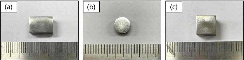 시편의 외관사진. (a) 상용 Ti-6AI-4V 합금，(b) PBF(Powder Bed Fusion) 방 식으로 제조된 Ti-6AI-4V 합금，(c) DED(Direct metal deposition) 방식으로 제조된 Ti-6Al-4V 합금