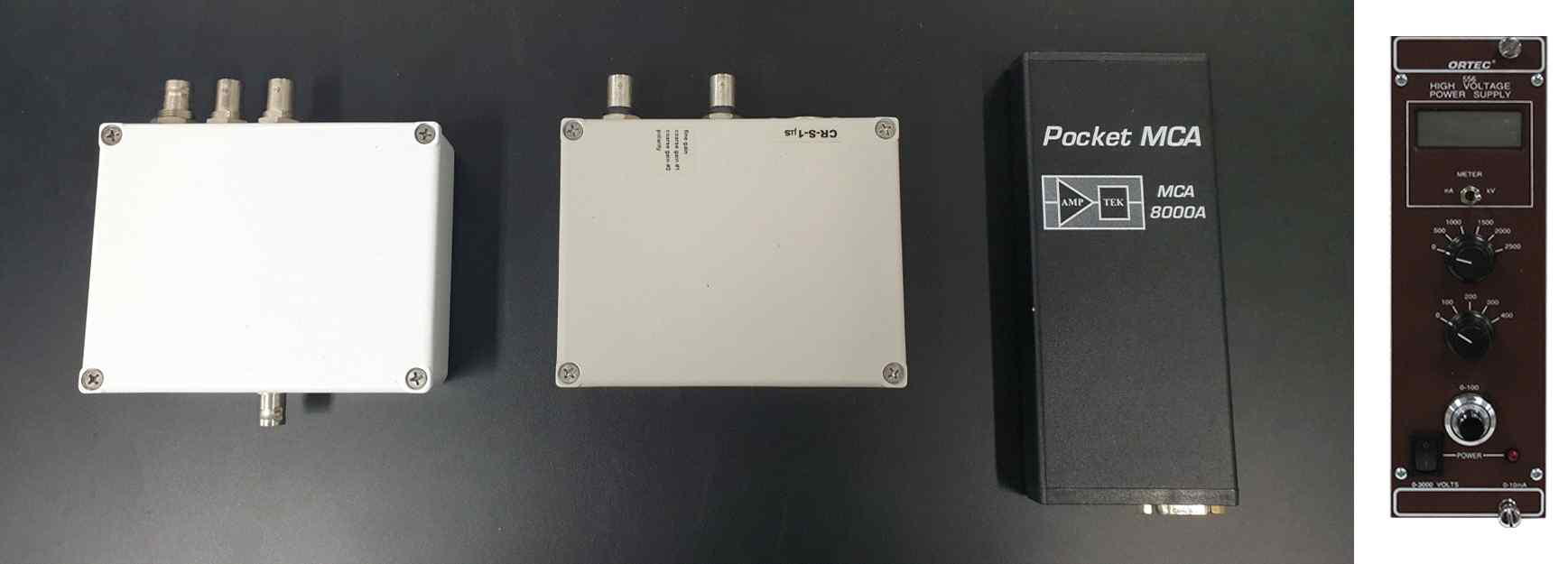 사용된 상용화 장비: (좌측부터) Cremat사의 CR-Z-110-HV, CR-S-1㎲, Amptek사의 MCA8000A, Ortec사의 556 high voltage power supply