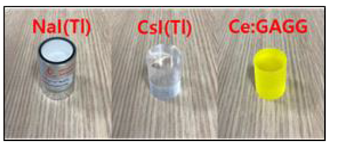 2.54(D)×2.54(T) cm2 원통형 섬광체 (NaI(Tl)-좌, CsI(Tl)-중간, Ce:GAGG-우)