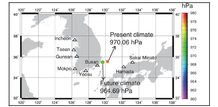 태풍의 평균중심과 평균중심기압의 미래변화(녹색: 미래태풍의 평균중심, 적색: 현재태풍의 평균중심)