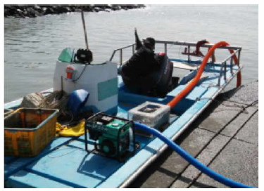 Mud Shrimp capture test by vacuum suction on a boat at high tide