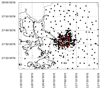 빨간색 영역은 서울의 기상관측망 94개를 포함하는 영역이며, 검정색 동그라미은 기상청 AWS, ASOS와 SK Plannet IoT 관측 지점의 위치를 나타냄