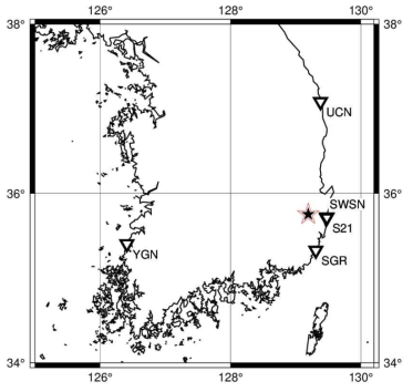2016년 발생한 경주 지진(별)과 분석에 사용된 관측소(역삼각형)의 분포