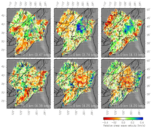 각 깊이에 대한 동북아시아 3차원 전단파 속도구조 모델. 각각의 깊이와 해당 깊이에 대한 평균 속도는 각 패널의 하단에 표시했다. 신생대에 분출한 판내부 화산(Cenozoic intraplate volcanoes)은 심볼로 표시했으며 알려진 주요 구조 경계는 검은 실선, 유라시아판 아래로 섭입하는 필리핀 해양판 및 태평양판의 깊이는 50km 간격의 흰색 등고선으로 표시했다