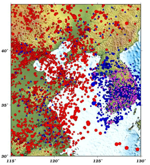 Occurrences of earthquakes in and around the Yellow Sea from Korean (blue circles) and Chinese (red circles). Triangles represent seismic stations