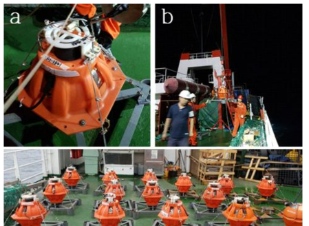 해저면지진계 투하 준비 과정. (a) 크레인에 연결된 해저면지진계, (b) 해저면지진계 인양 예행연습, (c) 앵커와 연결된 해저면지진계