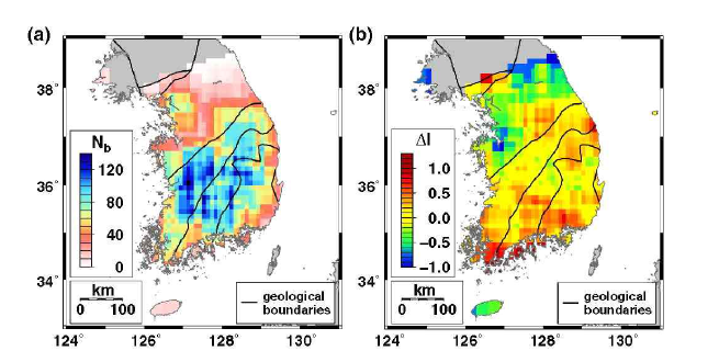 (a) 공간찬에 대한 자료의 개수(Nb) 분포. 남부 한반도의 대부분의 지역에서 10개 이상이다. (b) 진도 이상의 지역적 변화. 특징적인 음의 진도 이 상이 중앙 반도 경기 육괴 주위에서 관찰되는 반면에, 양의 이상이 영남 육괴와 경상 분지 주위의 남부 반도에서 관찰된다