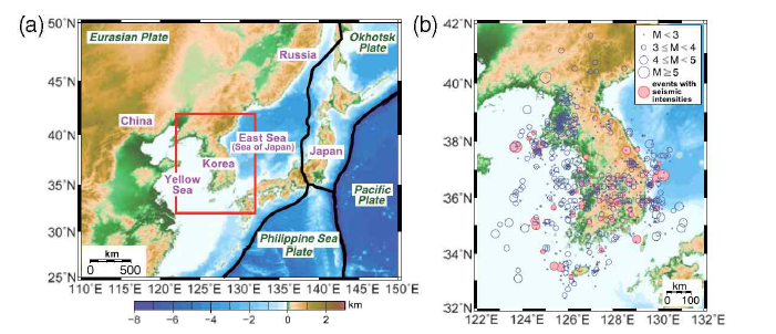 (a) 한반도 주변의 구조적 배경 지도. 판 경계는 두꺼운 실선으로 표 시되어 있다. 연구 영역에는 직사각형으로 표시된다. (b) 1978-2013년 동안 한반도 주변의 지진 활동 지도. 진도가 보고된 지진은 채워진 원으로 표시된다