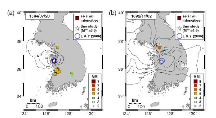 2개의 역사 지진의 규모와 위치 결정 : (a) 1594년 7월 20일 지진 및 (b) 1692년 11월 2일 지진. 지진의 진도는 정사각형으로 표시된다. 규모(ML)는 각각 5.5와 4.9로 결정된다. 결정된 위치는 열린 별 표시에 의해 표시된다. 이전 연 구(Lee and Yang, 2006)의 지진의 위치가 비교를 위해 제시되었다(열린 원). 추정 확률의 공간 분포는 등심선으로 표현된다