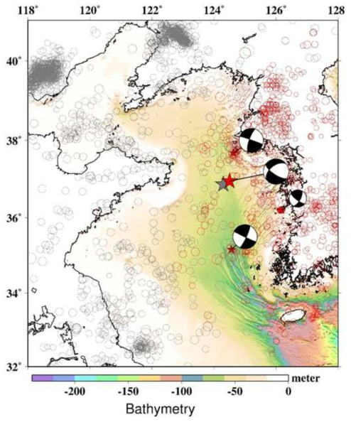 2014년 4월 1일 서해 서격렬비도 해역에서 발생한 지진(규모 5.1)에 대한 한국 기상청 (빨강색 별)과 중국 지진국 지진 발생위치 정보(회색 별). 2013년에 서해에서 발생한 백령도 지진(규모 4.9)과 흑산도 지진(규모 4.9) 및 보령 앞바다 군지진의 발생위치가 단층면해와 함께 표시되었다