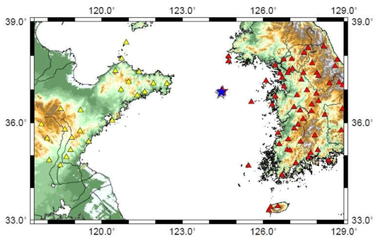 2014년 4월 1일 서격렬비도 해역 지진의 한국 기상청 발표위치(회색별)와 중국 지진국 발표위치(빨강별), 한국과 중국자료를 함께 사용하여 결정한 지진발생위치(파랑별). 본 연구에서 지진발생위치를 재결정하기 위하여 사용한 한국 관측소(빨강 삼각형)과 중국 관측소(노랑 삼각형)의 위치 분포