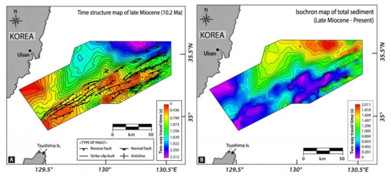 (A) 고지형을 보여주는 시간구조도(time structure map), (B) 음향기반암 위 퇴적물 등시층후도(total isochron map)