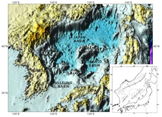 동해 인근의 3차원 해저지형도. 인덱스 맵의 점선은 각각 일본분지, 야마토 분지, 울릉분지의 추정 확장축을 나타냄(Hilde and Wageman, 1973)