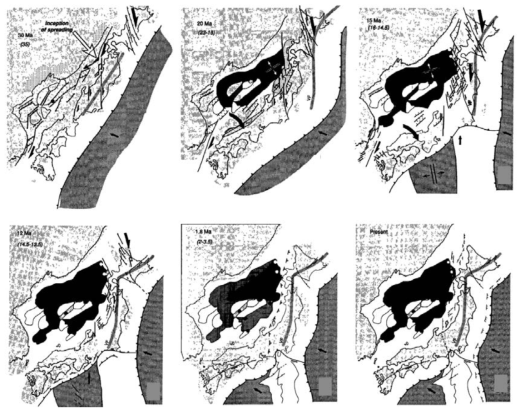 동해의 지구조진화(Jolivet et al., 1994). 담회색 영역은 연안, 백색 영역은 해저, 흑색 영역은 해양지각을 의미한다. 동해는 주로 올리고세부터 마이오세 중기에 걸쳐 확장되었다. 이후 마이오세 후기에 보닌 화산호와 유라시아판의 충돌에 의해 후배호 확장이 종료되었다