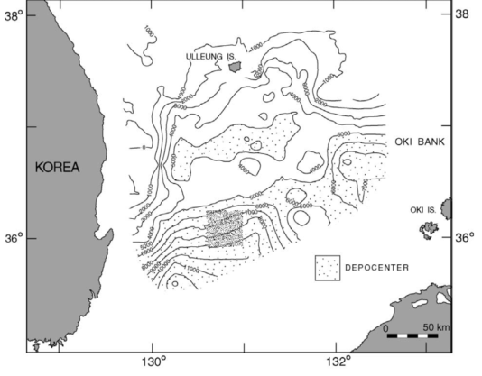 음향 기반암 상부의 총 퇴적물 두께 분포도(Lee et al., 2001). 퇴적중심이 북부와 남부에서 각각 인지된다. 분지충진물은 남부 퇴적중심에서 더 두껍게 발달하며, 이는 퇴적물이 남쪽으로부터 유래하였음을 의미한다