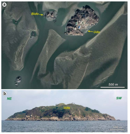 (a) 우도, 비도와 그 주변에 넓게 발달한 간석지(구글어스 영상), (b) 함석류석 화강편마암의 암반이 잘 노출된 우도의 지형 사진