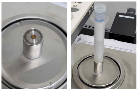 저울위에 놓이는 자석이 윗부분에 심어져 있는 스텐 원기둥 (좌), 자석의 힘으로 falcon tube가 정확하게 저울 가운데 위치한 모습 (우)