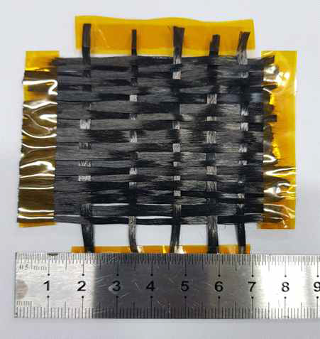 8 cm X 8 cm로 직조한 메조페이스 피치/그래핀 복합섬유
