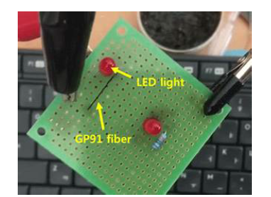 납땜이 가능한 그래핀섬유로 기판에 연결하여 LED 구동