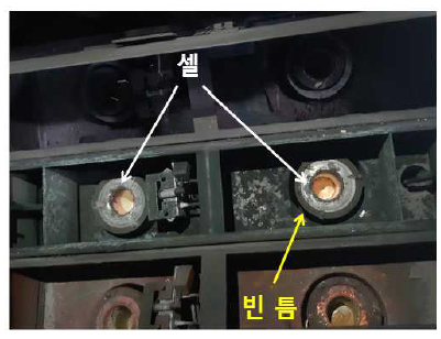 R2R Evaporatjon System의 Effusion Cell 장착 사진