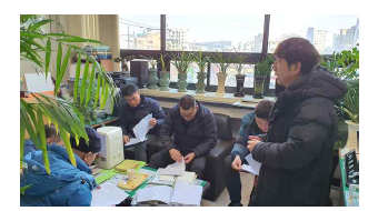 서울 중구청 팀장들과 설문조사지에 관해 회의하는 모습