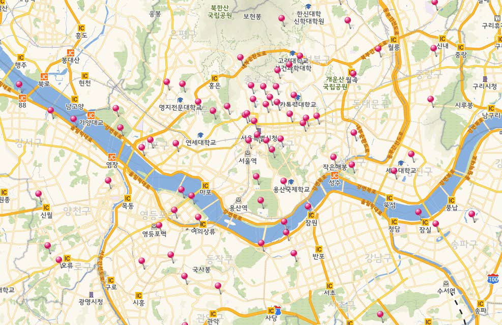 100개의 주요 관광지 (POI)의 위치 (서울 지도위에 관광지 마커 표시)