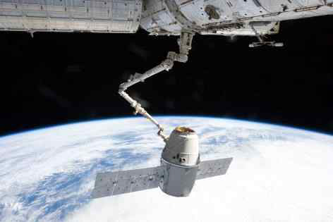 국제우주정거장과 SpaceX사의 Dragon의 버싱(berthing)