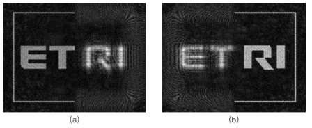 ETRI 로고의 2x2 매크로 픽셀 기반 Double-Phase 복소변조의 수치적 복원 영상: (a) 초점거리 70cm (b) 초점거리 80cm
