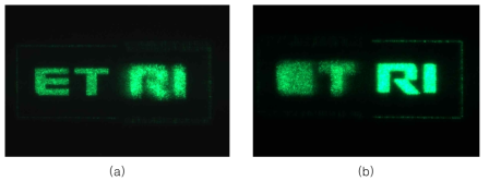 ETRI 로고의 2x2 매크로 픽셀 기반 Double-Phase 복소변조의 광학적 복원 영상: (a) 초점거리 70cm (b) 초점거리 80cm