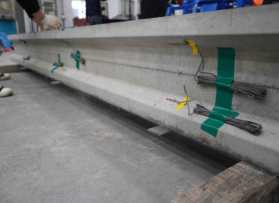 Concrete strain gauge