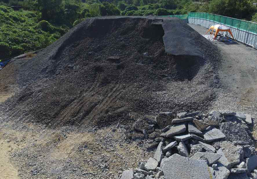 Excavating model slope (Case 1-2)