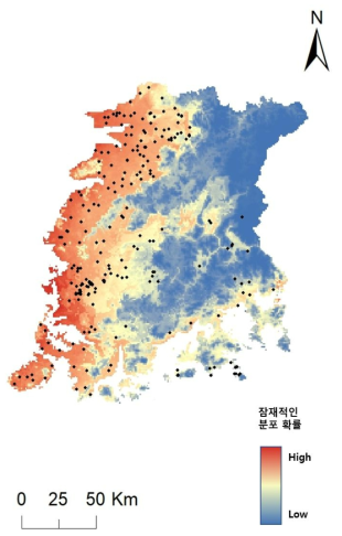 전라도 지역의 황소개구리 잠재적인 분포 확률 지도. 검은점=현장검증 연구가 수행된 지점