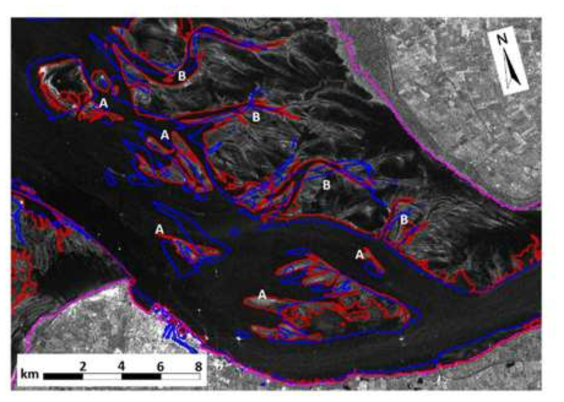 바덴해 하천어귀의 Sentinel-1 IW 영상, 빨간색 선은 알고리즘에서 찾은 수체 경계선, 파란색 선은 수심 측량에 따른 LAT(Lowest Astronomical Tide) 수위, 보라색 선은 SWBD(SRTM Water Body Data)의 해안선, 이동된 모래 제방(A), 조수의 유입구(B), (Wiehle, Lehner, and Pleskachevsky 2015)