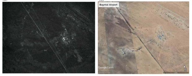공항 및 인공구조물 분포 지역의 SAR 복원 영상 및 영상지도 비교: (a) 구현된 Chirp-scaling 알고리즘으로 제작된 SAR 영상 및 (b) 해당지역 Google Earth 광학 영상