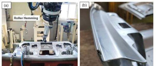 자동차 부품사 M社 협력 기반 (a) Roller Hemming 공정 사진, (b) Hemming 성형이 진행된 모습