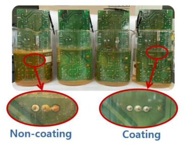 400시간 침지된 비코팅 PCB와 코팅된 PCB