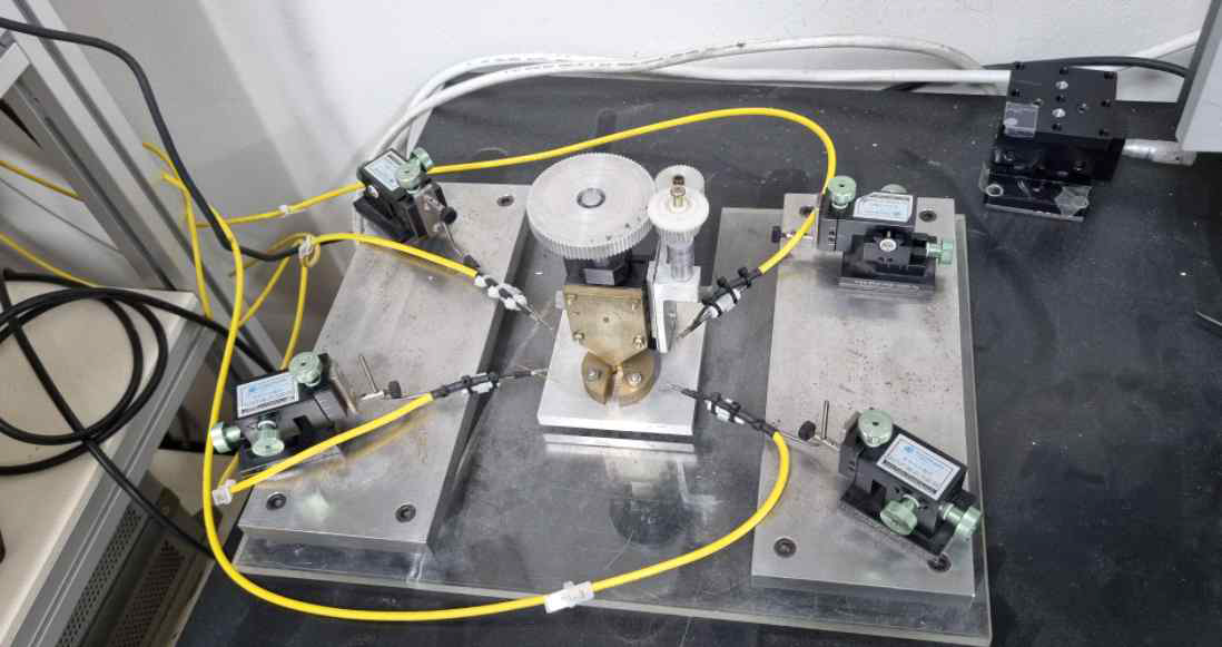 Strain gauge 와 저항 측정 모듈. Probe tip 이 바로 닿게할 수 없어 indium contact을 이용하여 전극을 만들었다