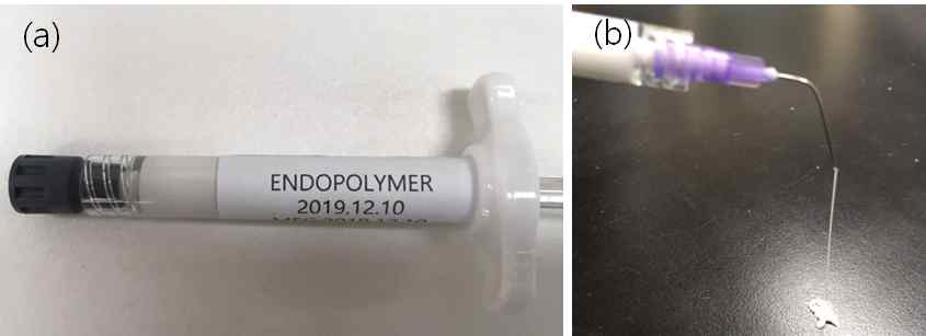 (a) 페이스트화되어 air-tight syringe주사기에 담긴 나노항균폴리머 시작품. (b) 주사기를 통해 사출되는 모습