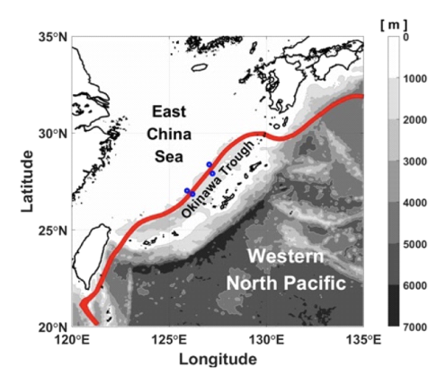 동중국해와 주변 해역 수심, 인공위성 해면고도계 자료로부터 추정한 관측 기간(2020년 6월-2022년 6월) 평균 쿠로시오 경로와(빨간색 선), 유속 관측 장비인 다층음파해류계(Acoustic Doppler Current Profiler; ADCP) 계류 위치(파란색 점)