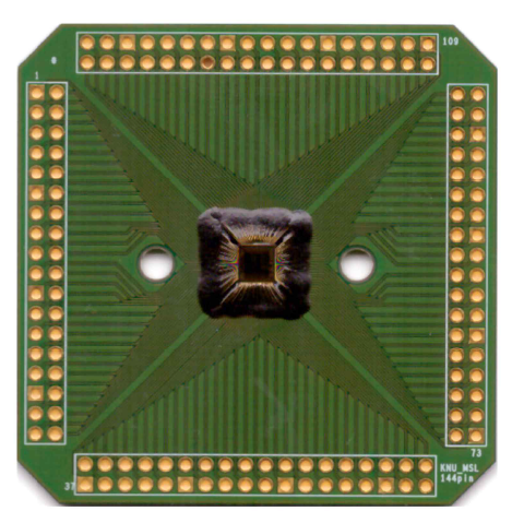 제작된 CMOS 바이너리 이미지 센서가 부착된 PCB 보드