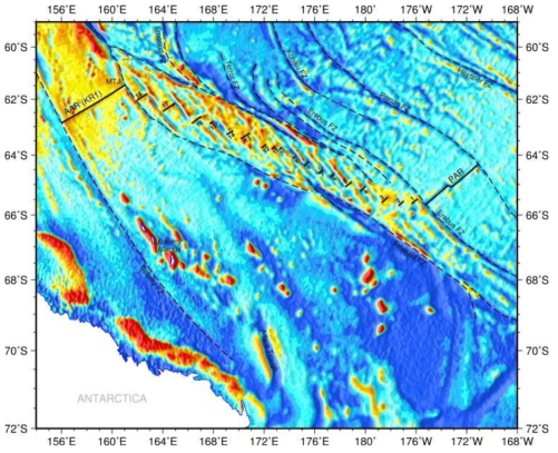 호주-남극 중앙해령(Australian-Antarctic Ridge, AAR)의 동쪽 끝 분절인 KR1(160°E 부근)과 태평양-남극 중앙해령(Pacific-Antarctic Ridge, PAR) 사이의 구간에는 최소 10개 이상의 작은 중앙해령 형태의 분절들을 가진 대형 확장-균열대가 존재하고 있음