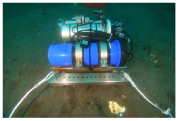 환경요소 측정을 위하여 장보고기지 부두앞에 설치된 underwater logger의 모습