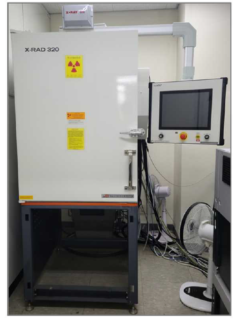 샘플 방사선 조사에 사용된 X선 장치 (X-RAD 320, Precision X-ray Inc.)