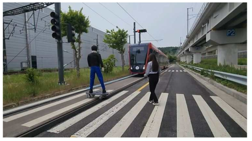 전방 보행자 인지후 자동 정차 (자료: 한국철도기술연구원 보도자료 (2022)
