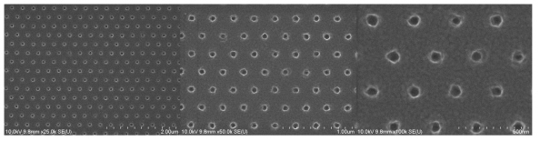 직경 100nm 및 주기 300nm를 갖는 육각배열 나노홀 스탬프의 주사전자현미경 사진
